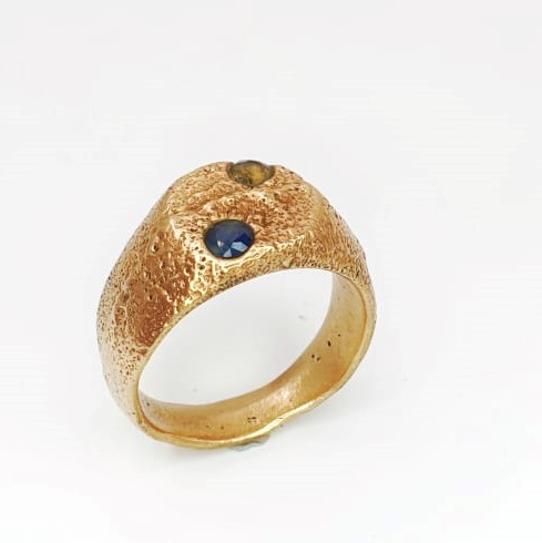 sandcast-signet-ring-gold-2-stones
