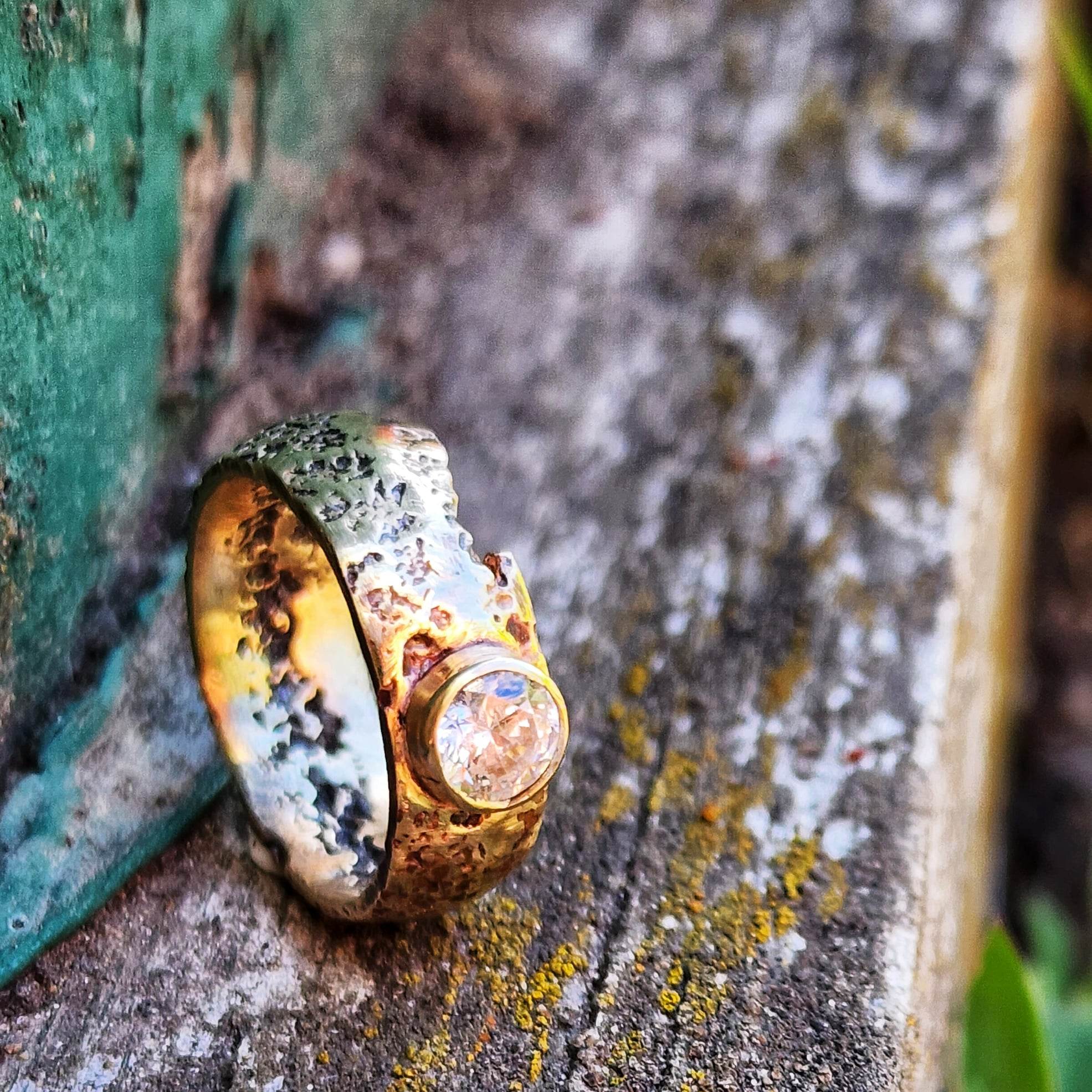 sandcast ring gold 7mm with gemstone 2